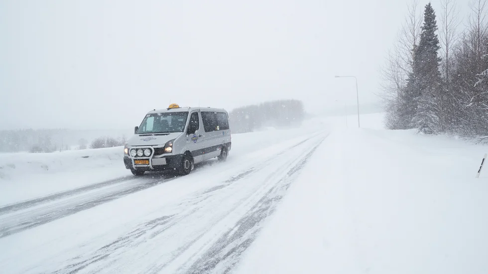 Upp till en decimeter snö väntas falla över Uppland under måndagen. 