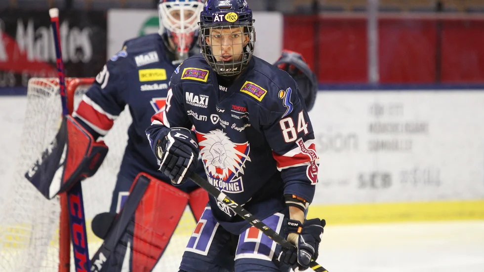 Emilia Ramboldt är tillbaka på isen i LHC-tröja nummer 84 och matchades tillsammans med Celine Tardif hårt i första backpar mot Modo. Men bäst var målvakten Stephanie Neatby. Igen.