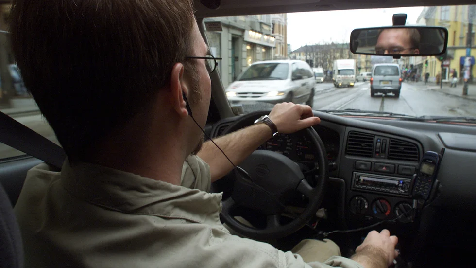 Så länge det inte påverkar bilkörningen negativt får man prata i mobiltelefon med handsfree. (Personen på bilden har ingenting med texten att göra.)