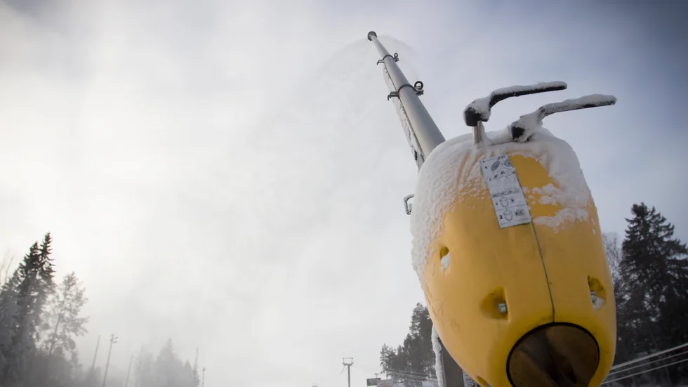 Snökanonerna är igång, längdskidspåret är öppet. Men ännu har inte Båsenberga SLK fått den nya liften godkänd.