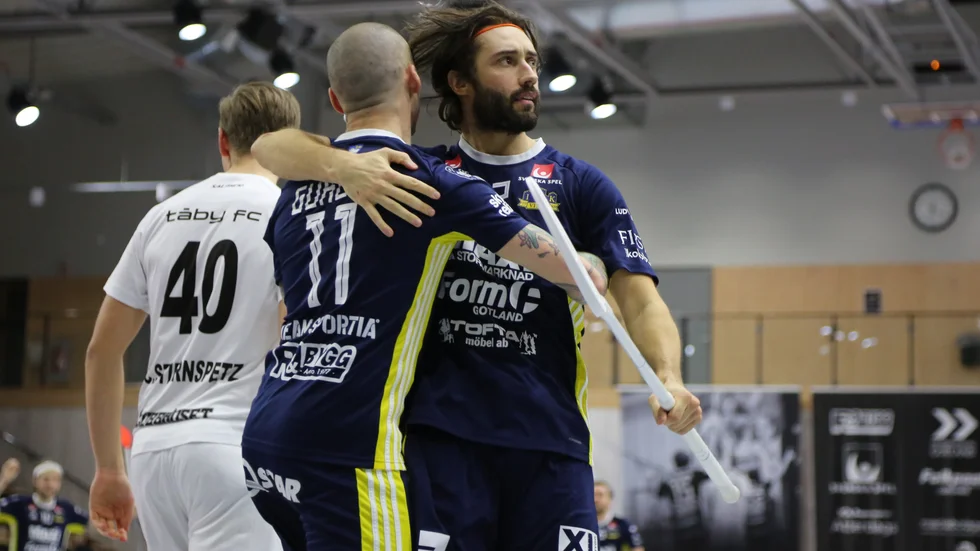 Daniel Gonzalez Palm firar ett mål med lagkamraten Maximiliam Gureng i Ica Maxi arena.