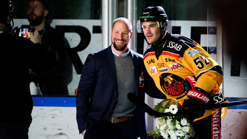 Rögle hyllade Karl Fabricus 1000:e SHL-match. Här får Fabbe blommor av förre lagkamraten Chris Abbott som nu är sportchef i Ängelholmslaget.