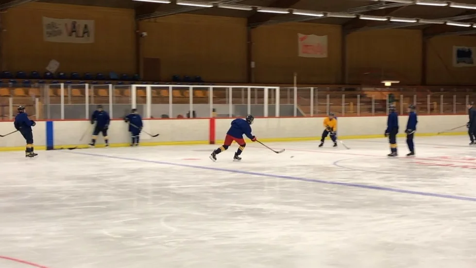 Peter Larsson är tränare för två olika lag i Östervåla IF.