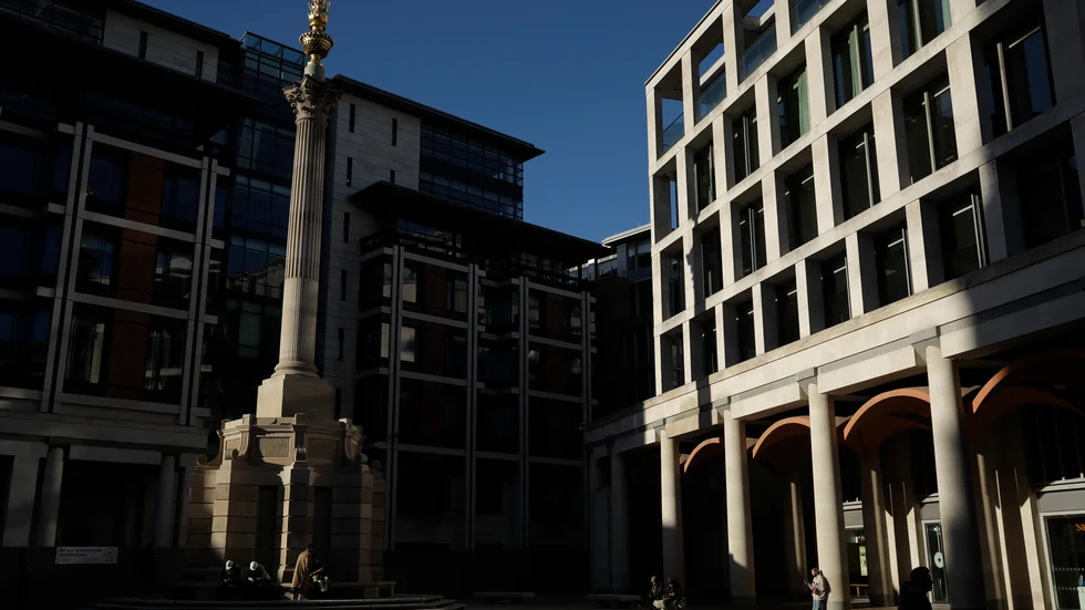 Glest med folk i Londons finansdistrikt på fredagen. Arkivbild.