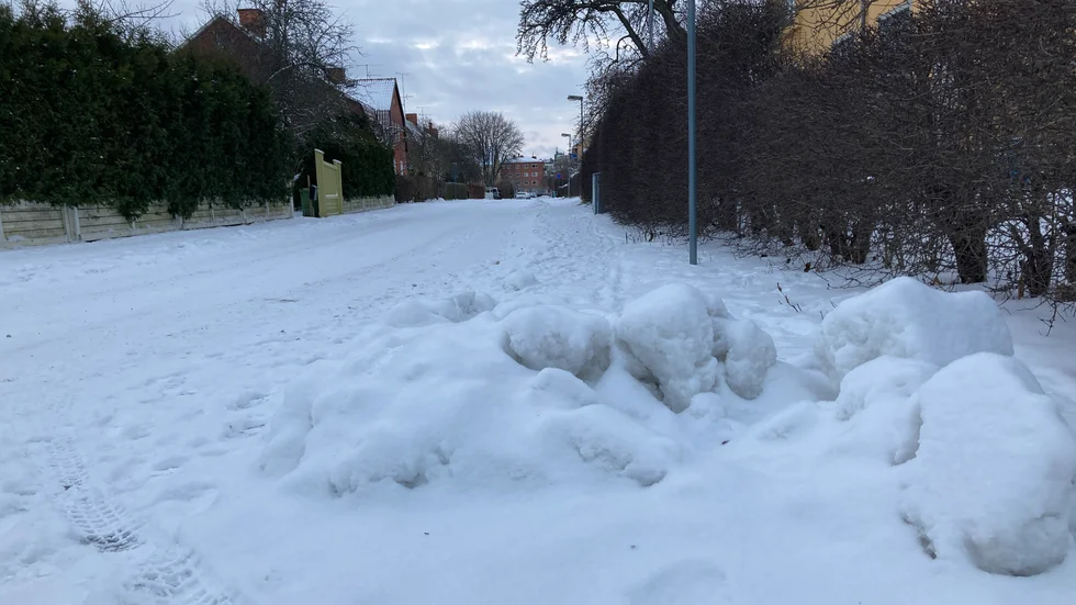 Från årsskiftet kan fastighetsägare inte längre köpa snöröjning av kommunen utan måste själva ombesörja att den sköts runt fastigheten.