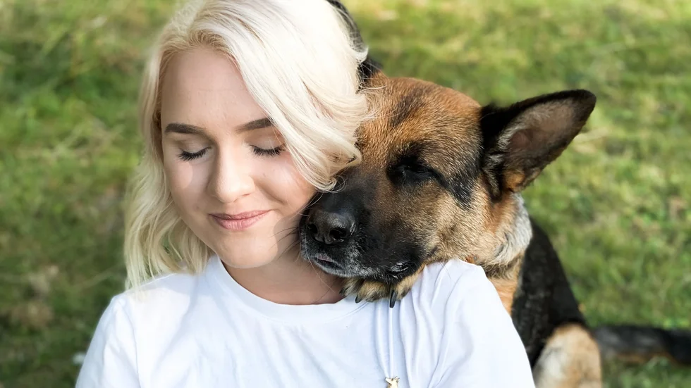 Hundpsykologen Malvina Taube Malm med kompisen, schäfertiken Ailo. 