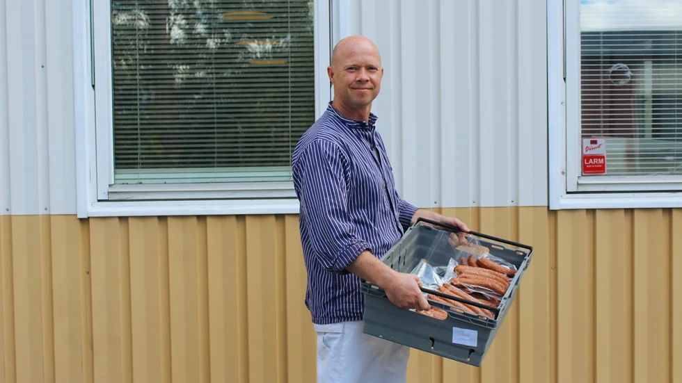 Andreas Wadsten med några korvar som tillverkats på fabriken i Loftahammar.