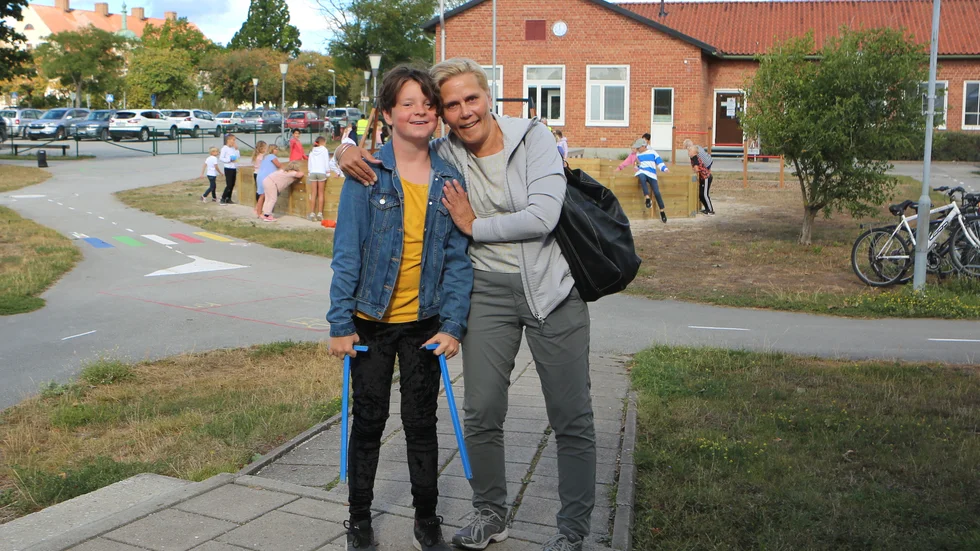 Niilas Schütt och Anna Anu Viik utanför Polhemskolan. 