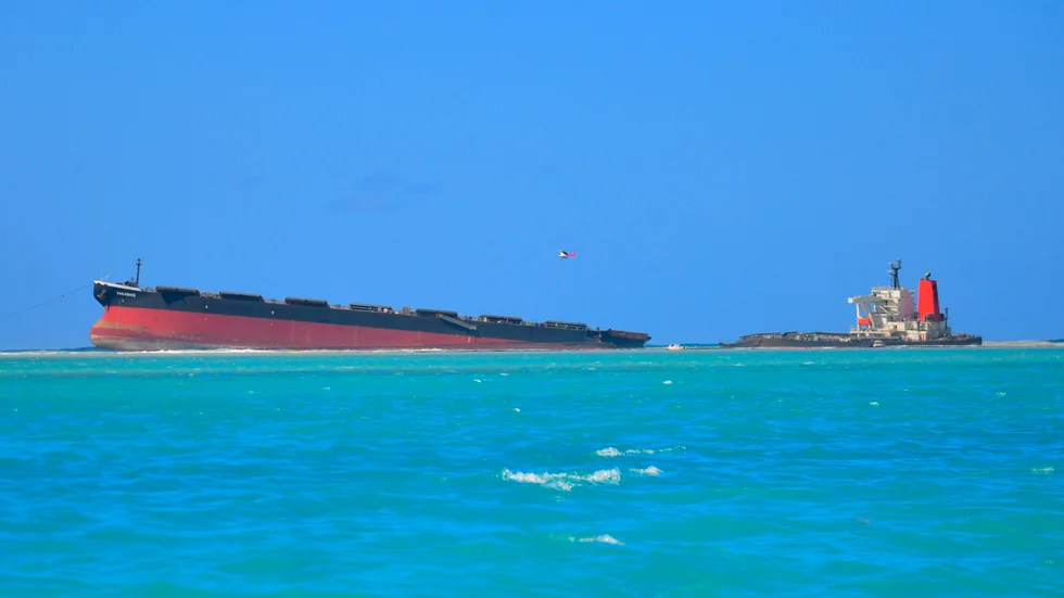 Det grundstötta fartyget MV Wakashio utanför Mauritius.