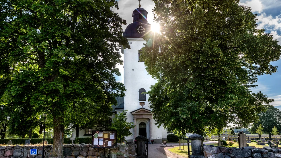 Svenska kyrkan skulle kunna använda mer solenergi, skriver Erland Hillby. (Bilden visar Alunda kyrka.)