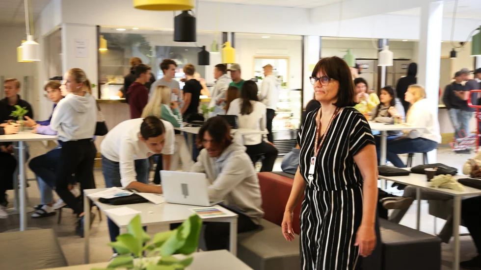 Riktigt trångt kan det bli i caféterian, när många elever samtidigt har rast, men även i klassrummen. Läraren Maria Palje berättar om oron som finns hos lärarna och att handsprit saknas.