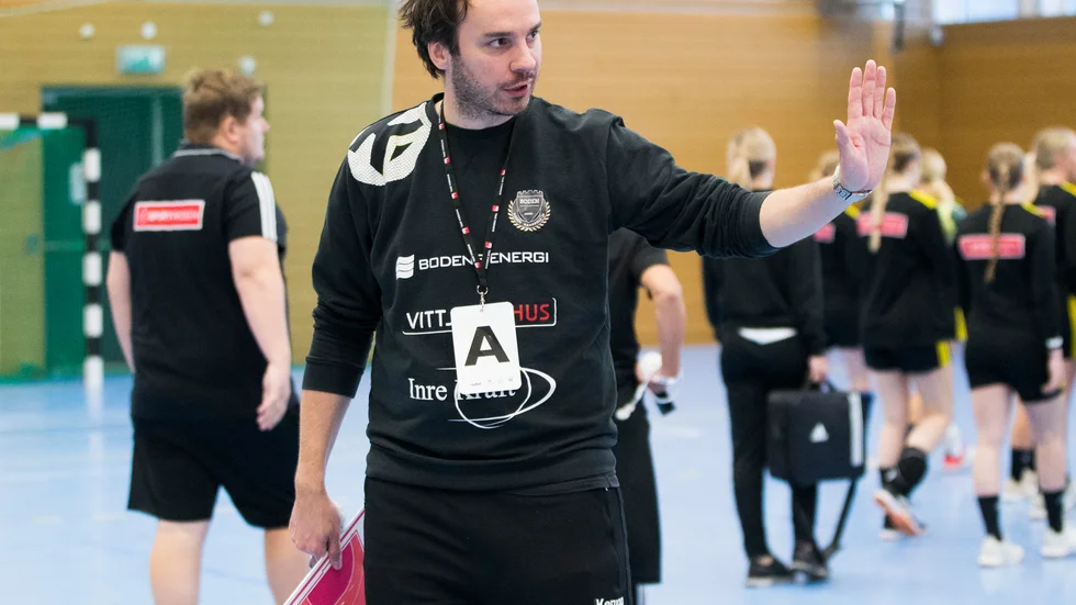 Tobias Pettersson har fått lämna sitt uppdrag som tränare för Boden Handboll.