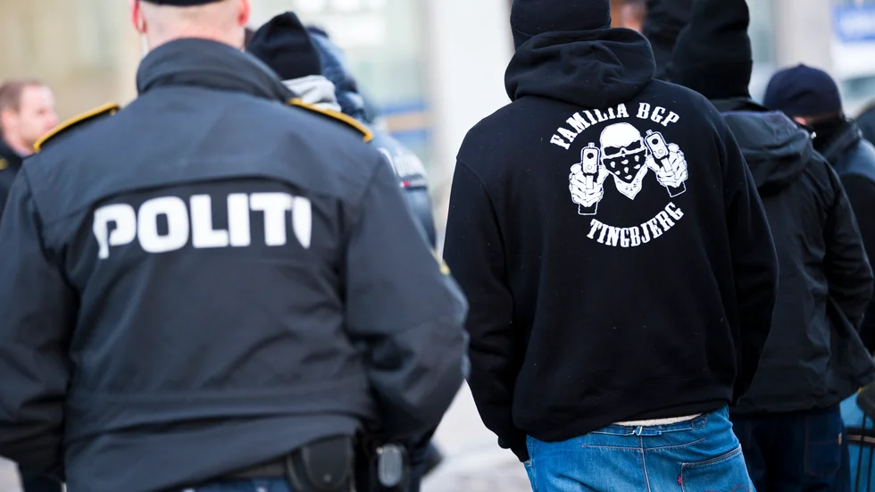 Polis och medlemmar i det kriminella gänget Loyal to familia. Arkivbild.