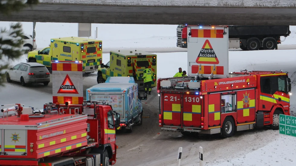 Ett par ambulanser och brandbilar ryckte ut till olycksplatsen.