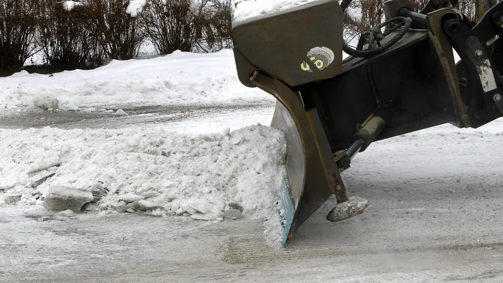 Vore bra om kommunen kunde redogöra vem som tar hand om vallarna när plogbilen varit där. Skriver signatur "Förtvivlade villaägare"
