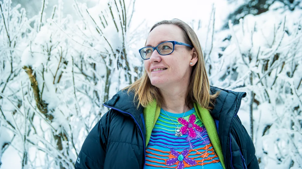 Under vintern sitter Kirunastipendiaten Eva Kitok hellre inne och broderar än är ute i snö och kyla. Hon föredrar varmare klimat.