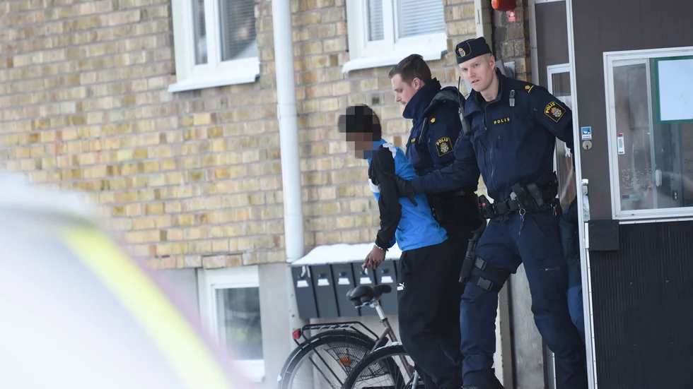 Här griper polisen en av de misstänkta rånarna.