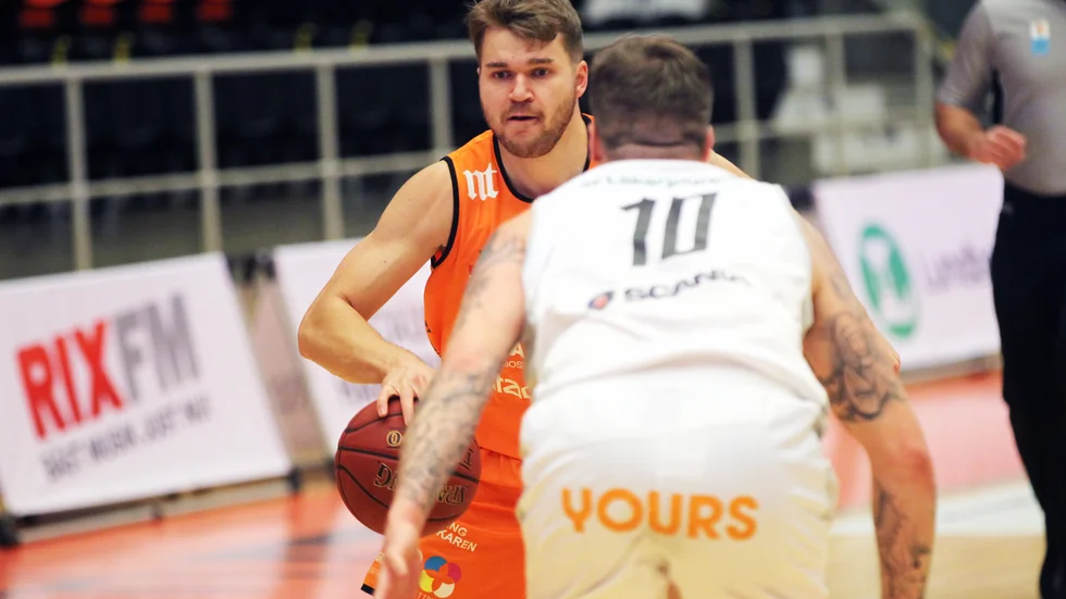 Hampus Åhlin flyttar till Köping.