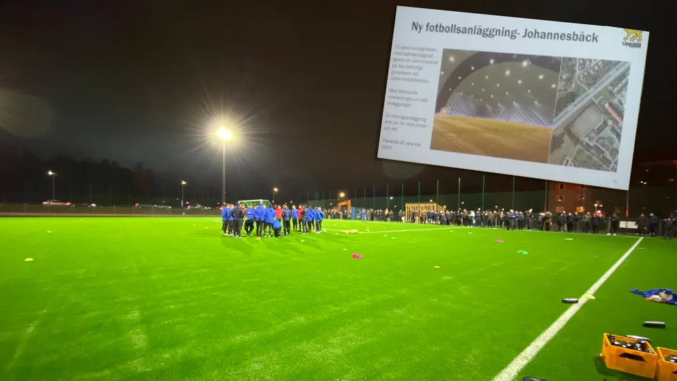 Johannesbäcksskolans konstgräs får inget tak. 