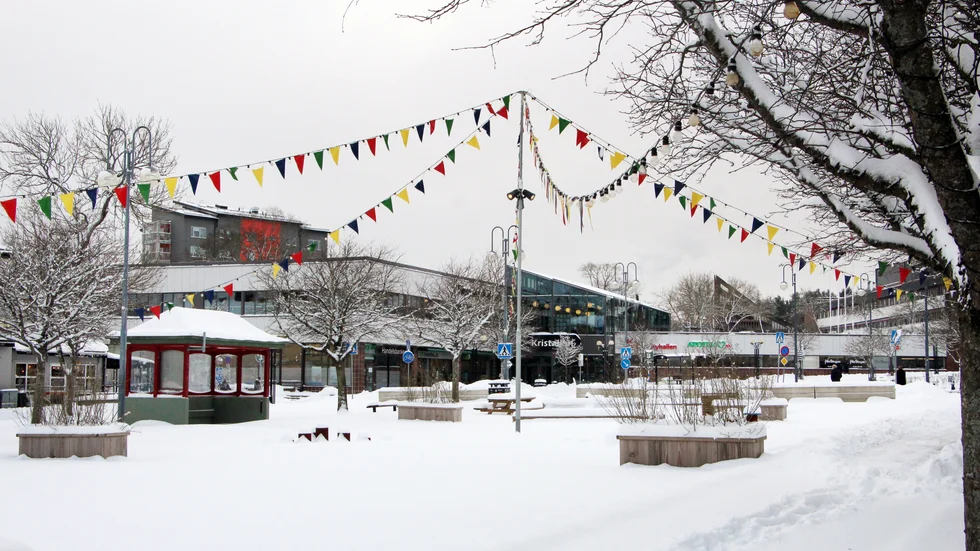 Finspångs kommun satsade 550 000 kronor på Vintertorget som just nu är väl inbakat i snö. Men att bedriva någon aktivitet och använda skridskoytan går inte den här vintern.