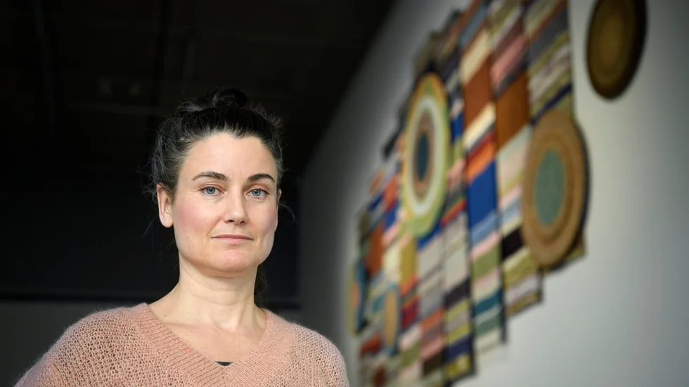 Konstnären Ann Böttcher framför "Resan och hamnen" ("Återbrukerskan"), som vanligtvis hänger på gymnasieskolan Vipan i Lund.