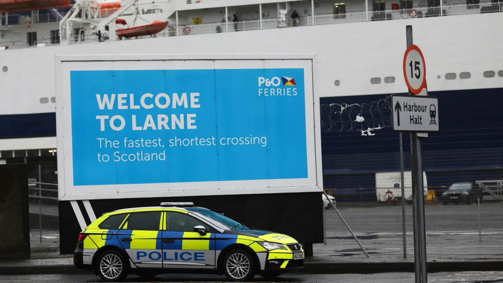 En polispatrull på plats i hamnen i Larne i Nordirland, där kontroller av gods från övriga Storbritannien tills vidare stoppats efter våldshot från extremister. Arkivfoto.