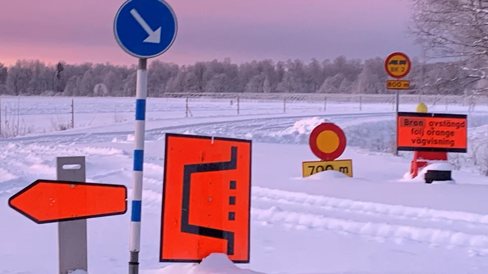 Bron över Emån i Lilla Aby är avstängd sedan i september. Nu meddelar Trafikverket att man påbörjar en reparation av bron nästa vecka, så man först och främst kan öppna för lättare trafik.
