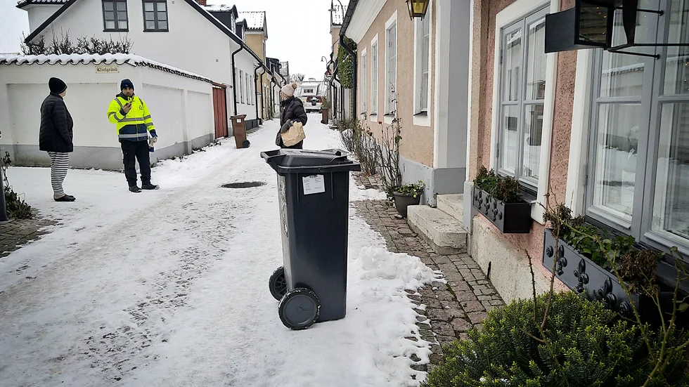 I måndags övertog Urbaser ansvaret för sophämtningen. På Trappgatan blev det lite diskussion i tisdags när soptunnorna skulle ställas tillbaka. Alla hamnade inte på rätt plats.