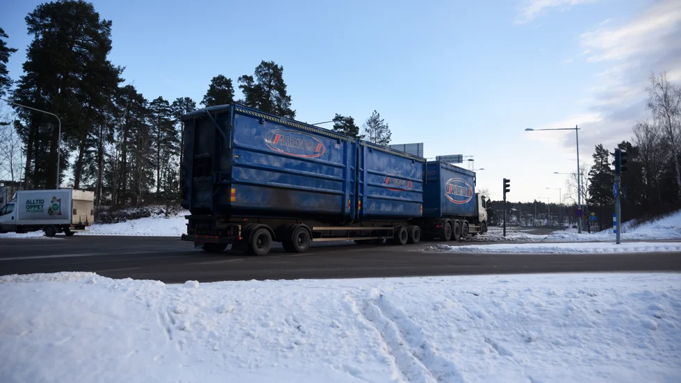 Trafikljusen vid den högtrafikerade korsningen Norrköpingsvägen (riksväg 51) – Finnvedsvägen – Sundsvägen mot Nyhemsområdet har inte fungerat på cirka tio dagar. 
