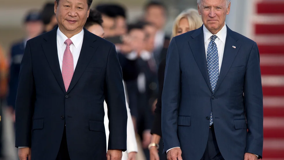 Kinas ledare Xi Jinping och USA:s president Joe Biden har haft sitt första telefonsamtal sedan Bidens tillträde. Här syns de tillsammans den 24 september 2015, då Xi besökte Washington DC och hälsades av dåvarande vicepresident Biden.