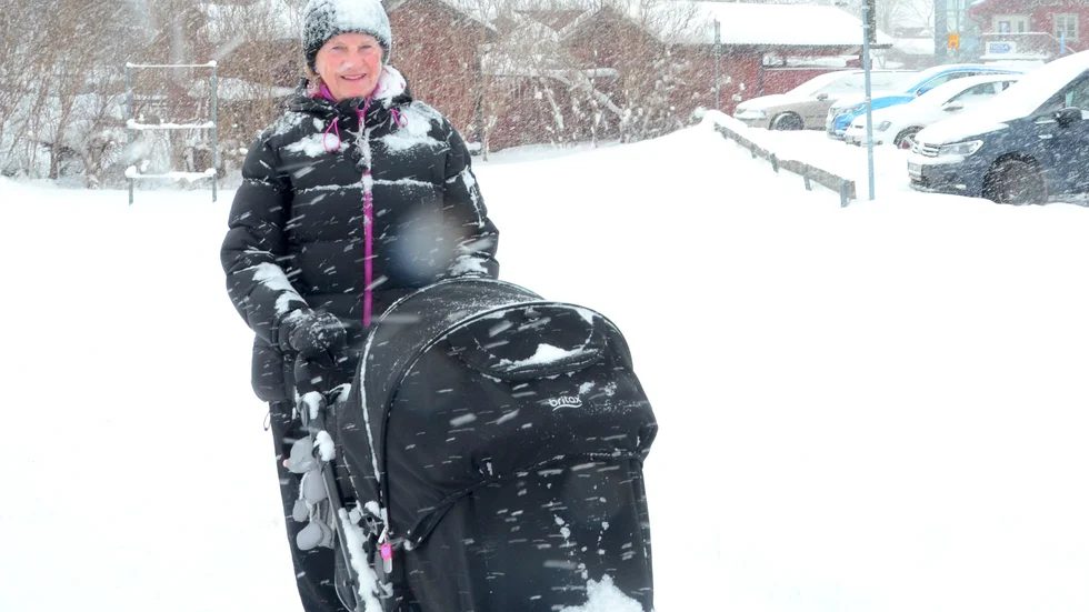 Sonja Enberg trotsade snöovädret och var ute på en promenad med barnbarnet.
