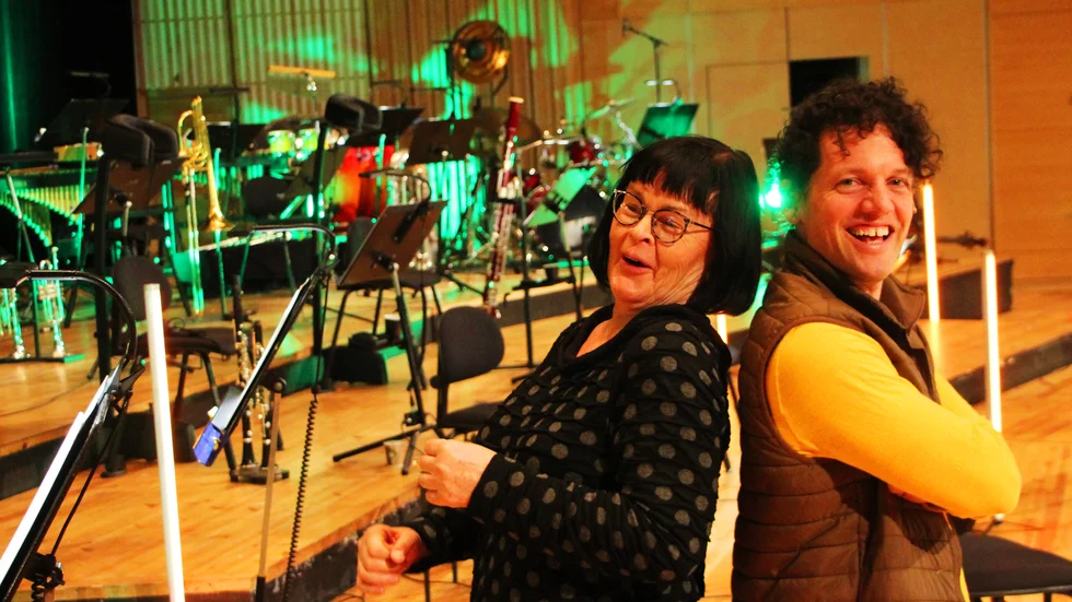 Kul ihop. SON:s Kristina Holm Danielsson och artisten Nassim Al Fakir skapar en show som ska turnera i Östergötland.