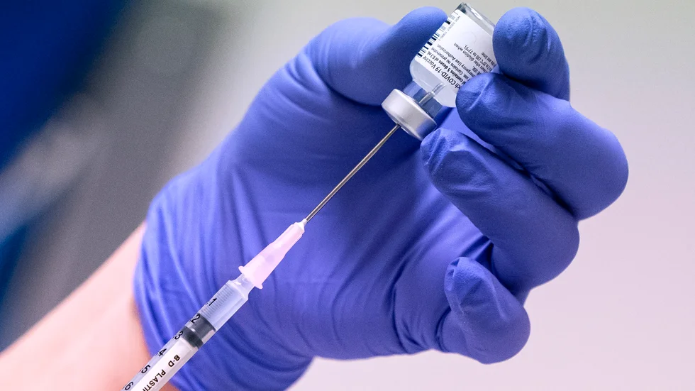 Vaccinationerna i Stockholm går långsammast i hela landet och nu skjuter regionen upp målet att alla vuxna invånare ska vara vaccinerade till midsommar.