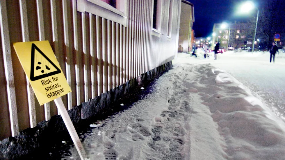 Att snöröja och halkbekämpa trottoaren är fastighetsägarens ansvar. Något som är okänt för många. Men några repressalier från kommunen blir det sällan.