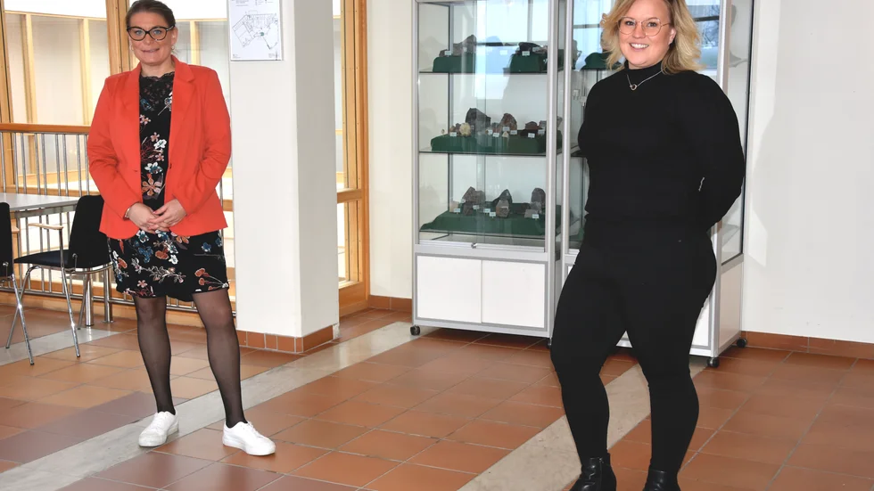Linda Frohm och Sandra Bergström utanför sammanträdeslokalen i Folkets hus, nöjda med beslutet om spåravgifter för längdskidspår.