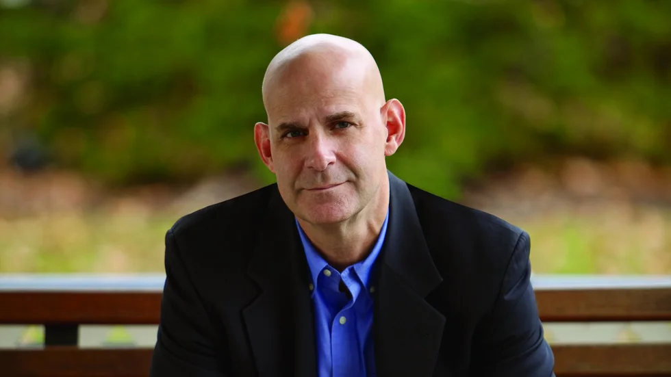 "Pojken från skogen" är skriven av Harlan Coben (översättning: Peter Samuelsson). Romanen ges ut på Bookmark förlag. 