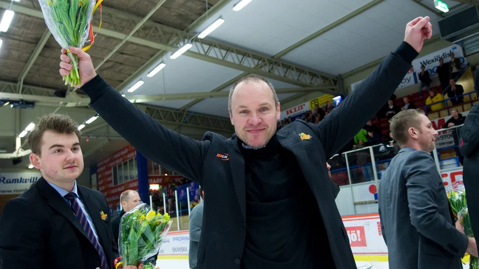 Janne Karlsson jublar sedan han som tränare fört upp Växjö Lakers i SHL. Det var 2011.