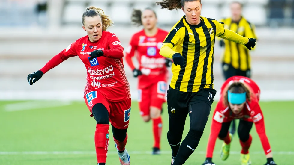Pauline Hammarlund blev den första målskytten i BK Häcken FF, den nya klubbadressen för det svenska mästarlaget.