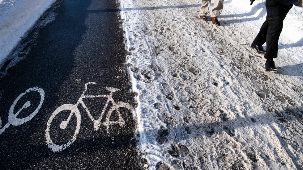 En oxelösundare föreslår att det ska lämnas en bit snö kvar på cykelvägarna till förmån för pulka- och skidåkare. Men så lär det inte bli.