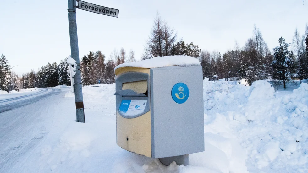 Det är den här brevlådan på Porsön i Luleå som har blivit uppbruten och plundrad.