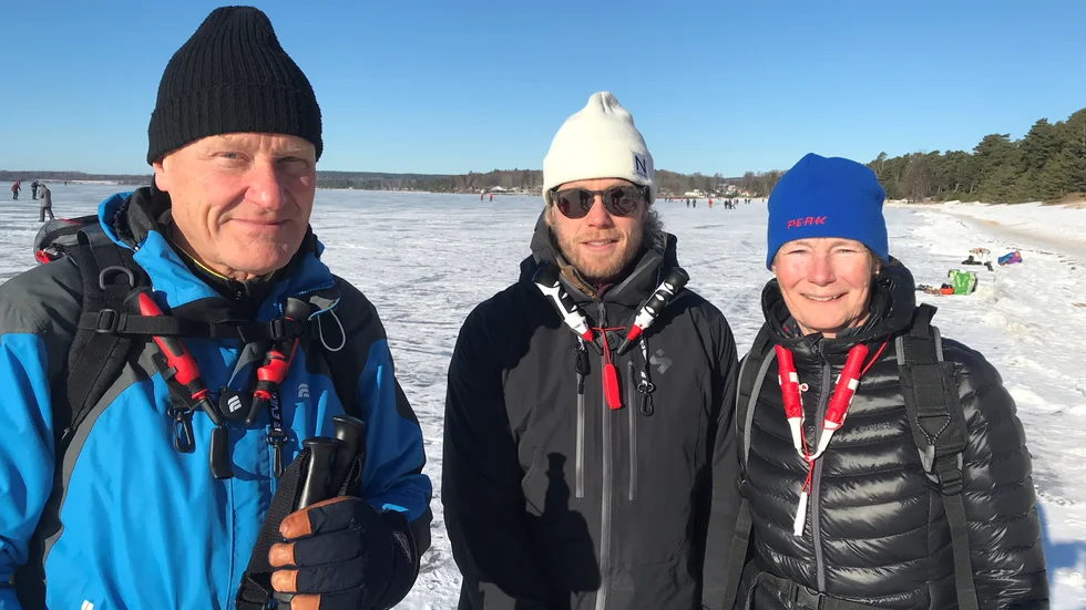 Ove Landqvist och Doris Pürkner Landqvist från Söderköping flankerar sonen Niclas Landqvist från Stockholm på Varamons is. En tur på isen är stor naturupplevelse och Motala har dragningskraft.