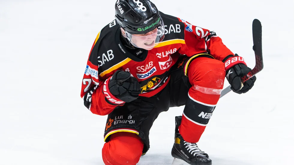 Nils Lundkvist räddade en poäng mot Rögle. "Det var skönt att se pucken gå in efter alla mina missade lägen", säger han.