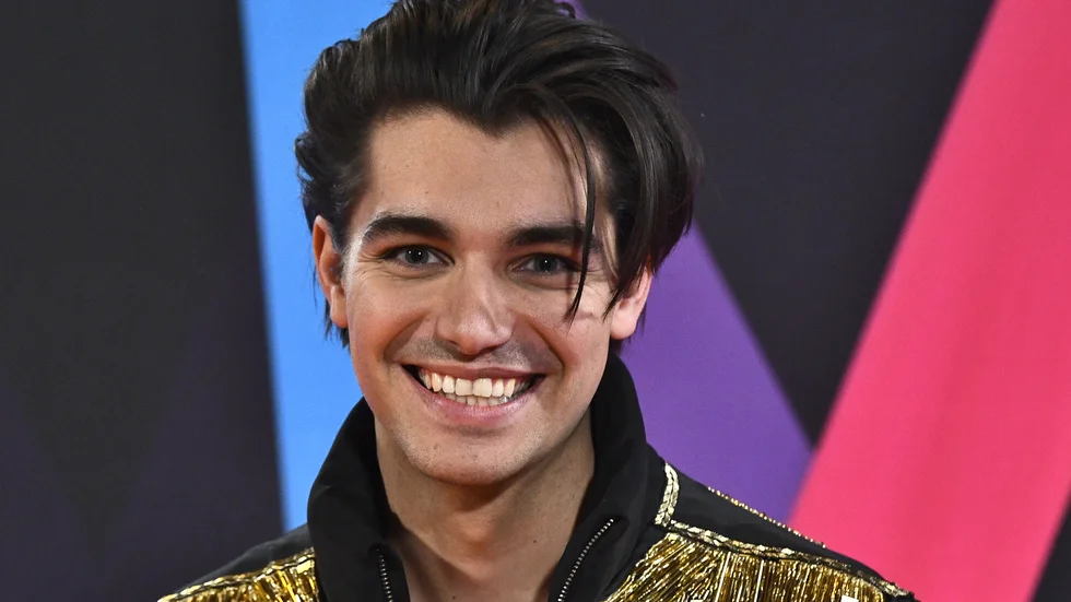Anton Ewald tävlar med låten "New religion".