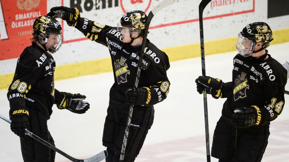 Jesper Bratt (tv) numera proffs i New Jersey Devils, Malte Strömvall, numera proffs i St Petersburg och Elias Edström (th) jublar efter ett mål i allsvenska AIK säsongen 2015/16.