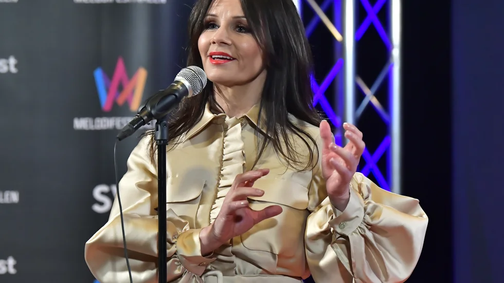 Lena Philipsson är först ut med att programleda den coronaanpassade versionen av Melodifestivalen. "Det passade väldigt bra, eftersom alla behöver lite glitter och glamour just nu", säger Lena Philipsson