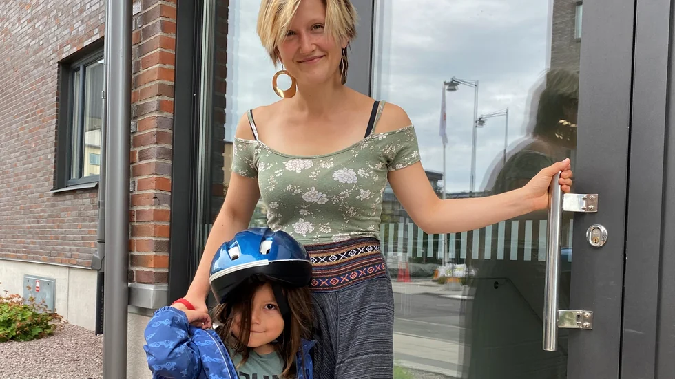 "Det är lite obehagligt att bli filmad. Kameror kan vara bra för att klara upp brott men det måste vara tydligt reglerat hur bilderna hanteras". Det säger Anna Tyburski. Med på bilden även sonen Benjamin.