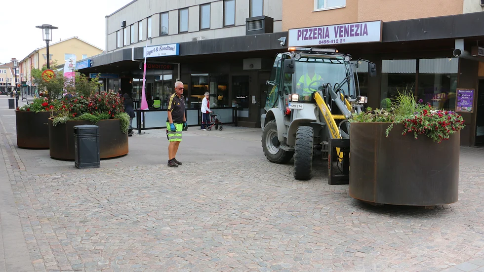 På onsdagen började arbetet att ställa ut de nya blomurnorna på gågatan. Sammanlagt blir det tolv blomkrukor i kolossalformat.