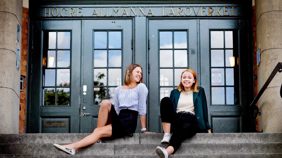 Tove Karlsson och Sandra Nyhlén är tillbaka på S:t Eskils gymnasium efter månader av distansstudier. 18-åringarna sammanfattar våren som problematisk – men lärorik.