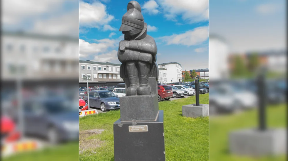 Ingrid Geijer-Rönningbergs skulptur "Sittande lapp" från 1927 har senast stått utanför kyrkan.