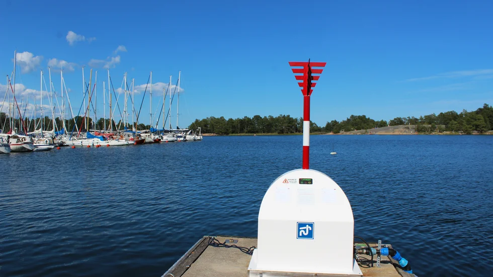 Det finns delade åsikter om de latrintömningsstationer som finns i Västervik. Här ses Wästerviks segelsällskaps station vid Solbergsudde.